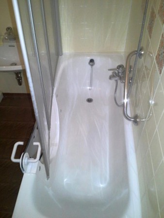 Badewannentür mit Faltwand